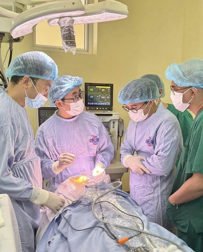 Dr. Ngo Quoc Duy (second from left) and foreign surgeons came to study and exchange at K Hospital. Photo: Tran Ha