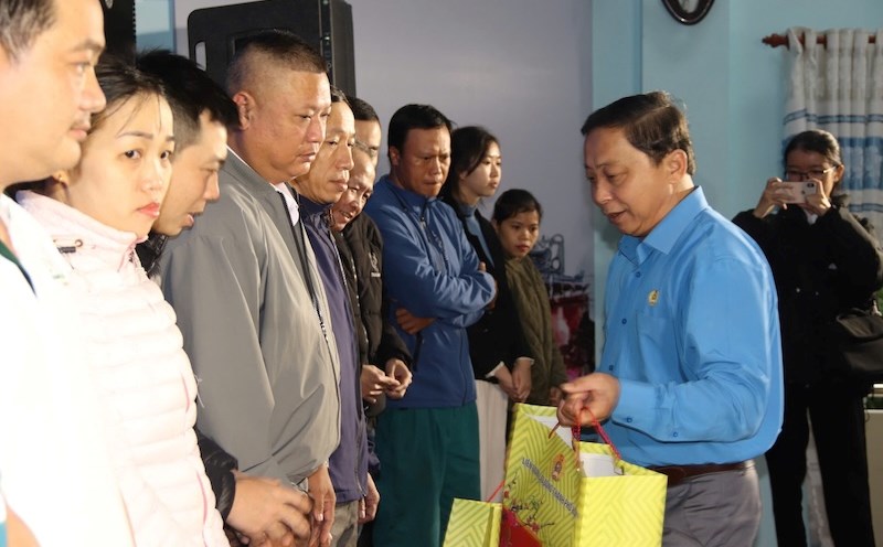 Hoi An City Labor Federation (Quang Nam) organized the program Tet Sum Vay - Spring Gratitude to the Party. Photo: Nguyen Linh