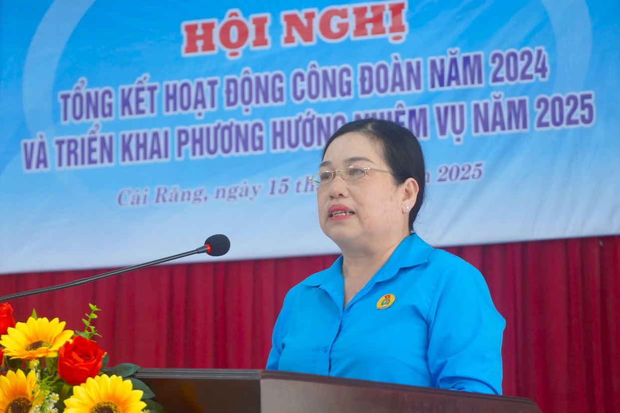 Ba Nguyen Thi Ngoc Dung - Pho Chu tich LDLD quan Cai Rang phat bieu tai hoi nghi. Anh: Ta Quang