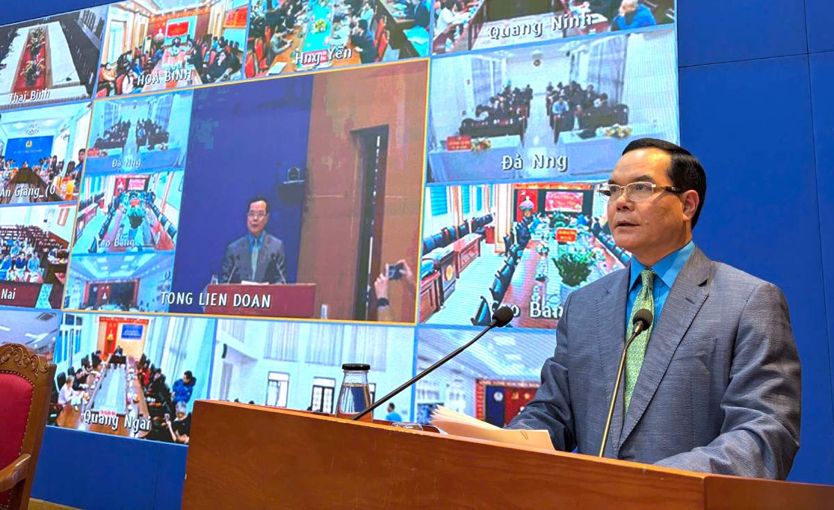 President of the Vietnam General Confederation of Labor Nguyen Dinh Khang speaks at a conference to disseminate information on the reorganization and streamlining of the VGCL's apparatus and its affiliated units. Photo: Bao Han