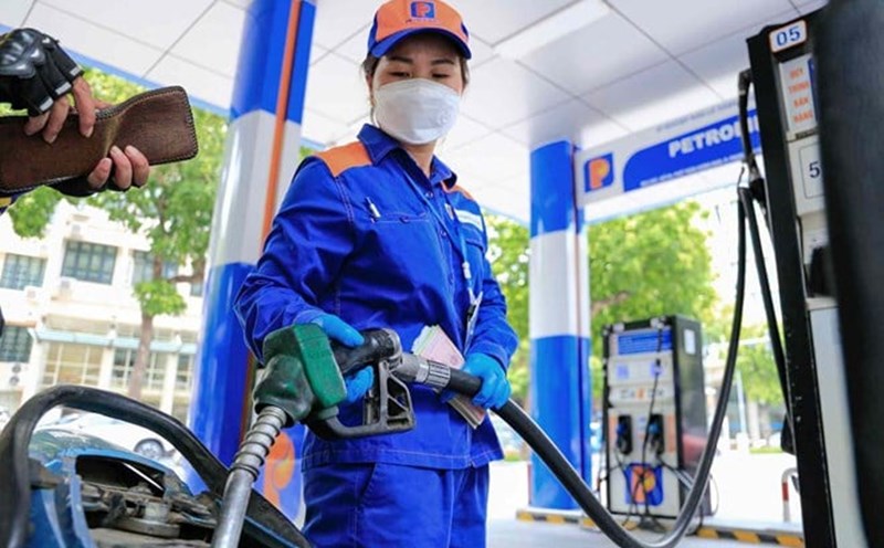 According to forecasts, gasoline prices may continue to increase by 0.5 - 3.2%. Illustration photo: Hai Nguyen