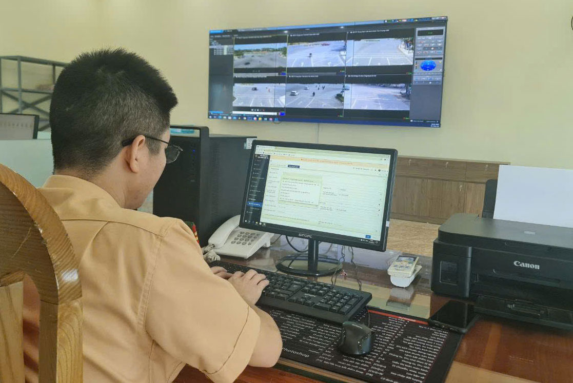 Many vehicles in Lao Cai were fined through the surveillance camera system. Photo: Dinh Dai