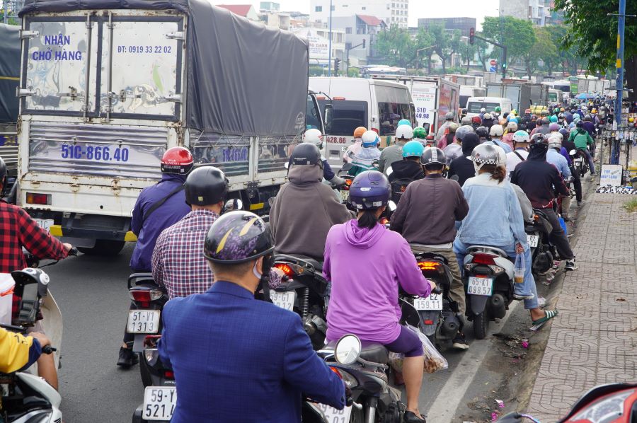 Tai xe, nguoi dan phai mat nhieu thoi gian hon thuong ngay khi di chuyen qua duong Truong Chinh, Cong Hoa. Anh: Nguyen Chan