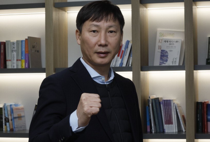 Coach Kim Sang-sik returned to Korea to visit his family after winning the 2024 ASEAN Cup with the Vietnamese team. Photo: Maekyung