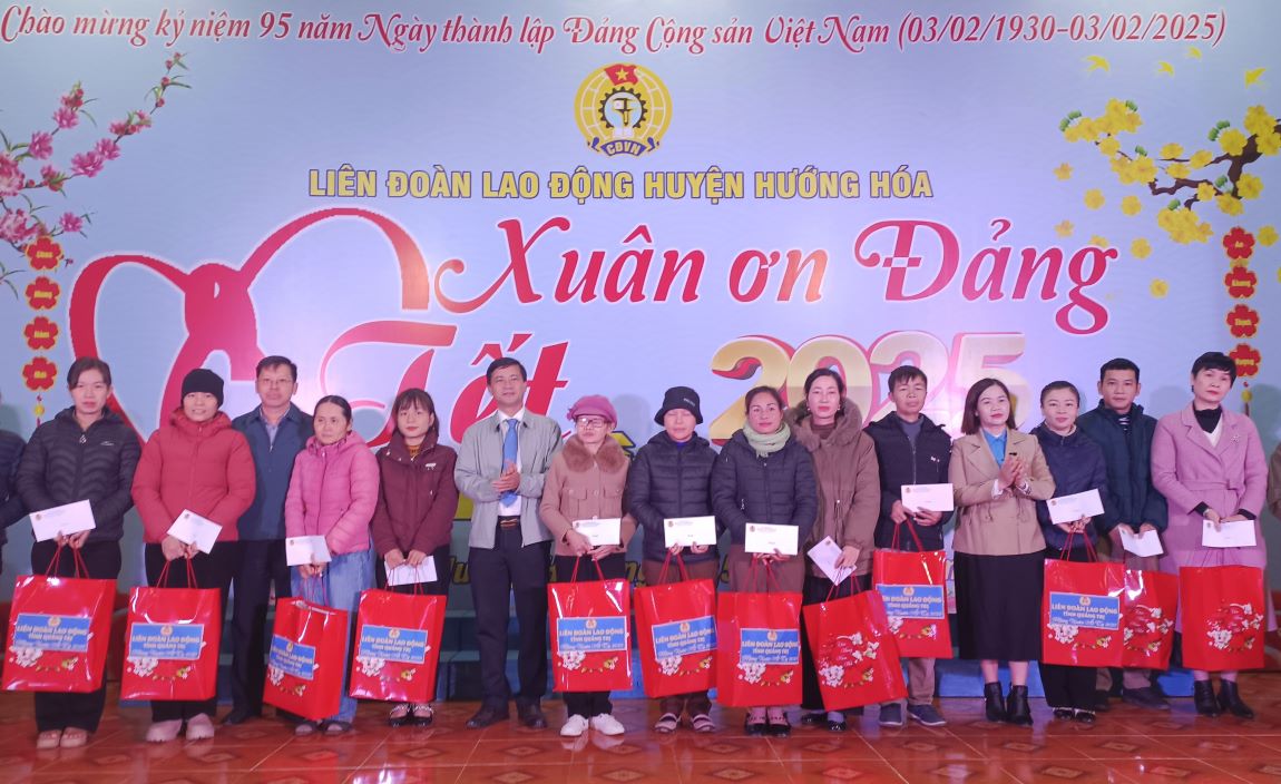Union members and workers receive gifts at the Tet Sum Vay program. Photo: H.Nguyen