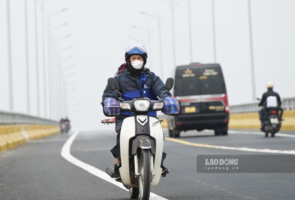 Dong Cao bridge is temporarily opened to traffic to serve people's travel needs, meeting the Lunar New Year 2025 in time. Photo: Luong Ha