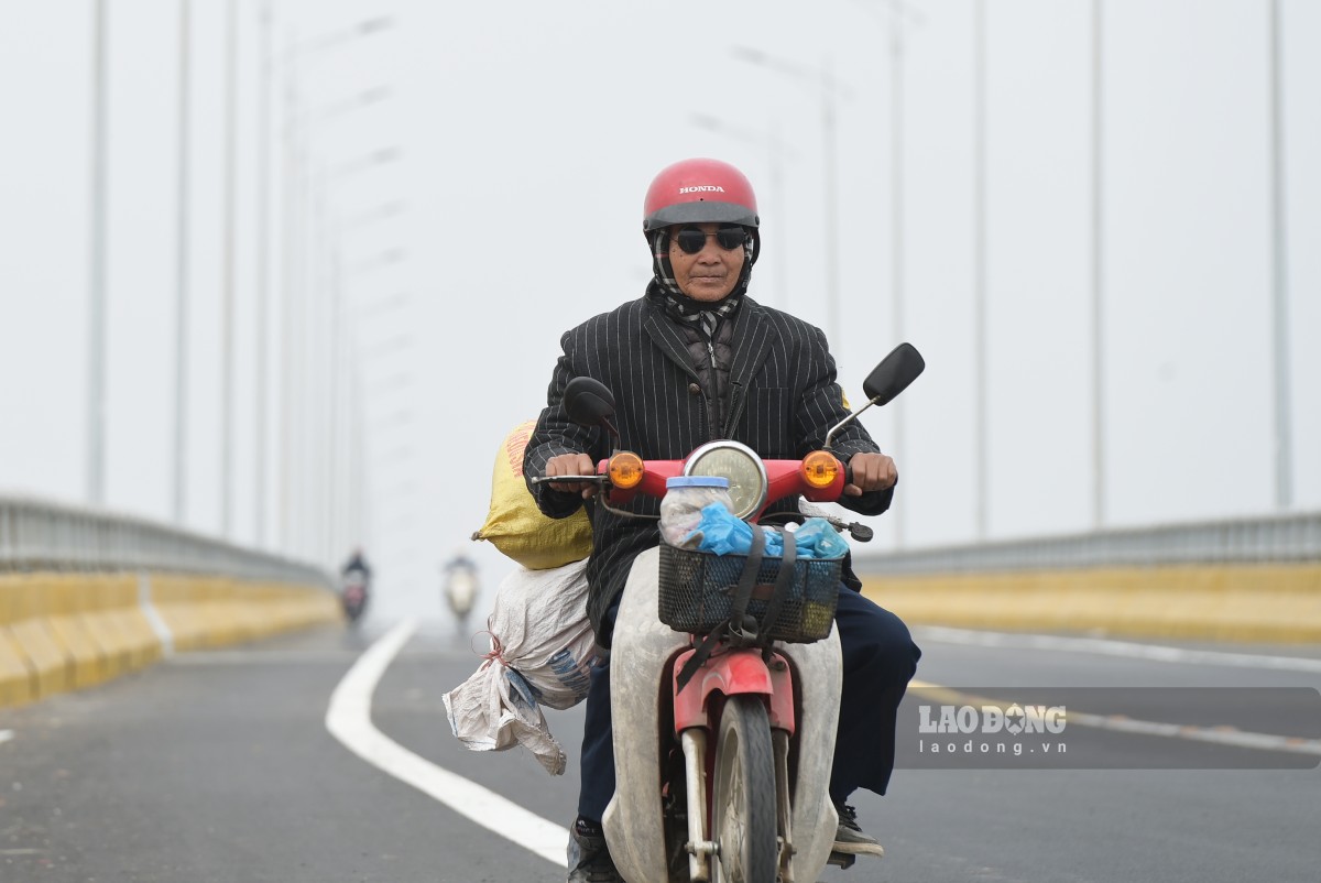 Nguoi dan di chuyen qua cau Dong Cao ngay dau thong xe tam. Anh: Luong Ha