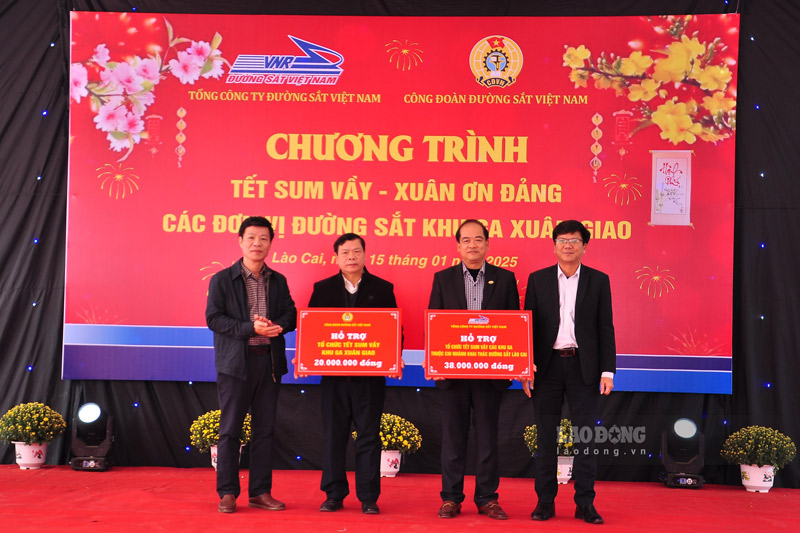 Trao hỗ trợ tổ chức chương trình Tết sum vậy cho người lao động tại ga Xuân Giao và các chi nhánh khác tại Lào Cai. Ảnh: Đinh Đại 