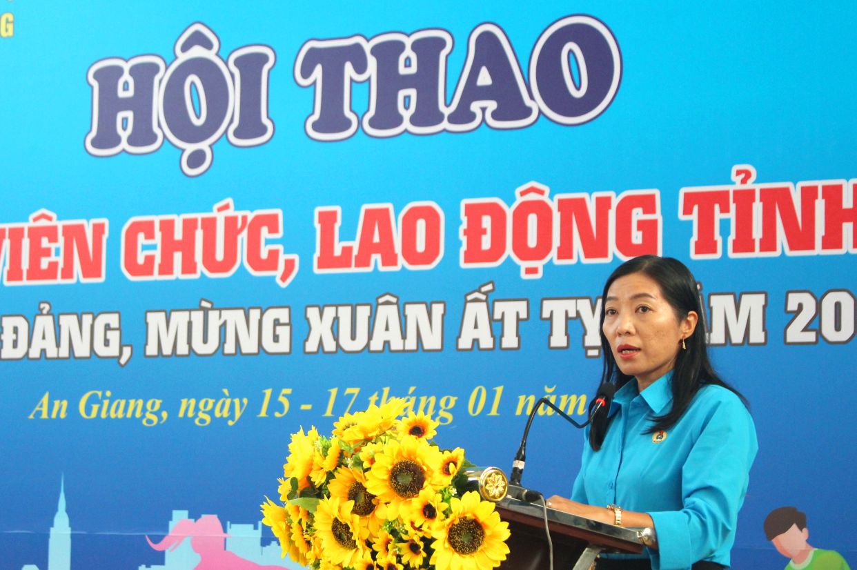 Phat bieu tai le khai mac, ba Lu Thi Kim Thuy - Pho Chu tich LDLD tinh, Truong Ban to chuc hoi thao nhan manh: Day la hoat dong thiet thuc huong ung cuoc van dong “Toan dan ren luyen than the theo guong Bac Ho vi dai” gan voi phong trao “Toan dan doan ket xay dung doi song van hoa” va da tao su chuyen bien manh me, gop phan thuc day phong trao the duc - the thao trong cong nhan, vien chuc, nguoi lao dong cua tinh phat trien sau rong. Anh: Luc Tung  