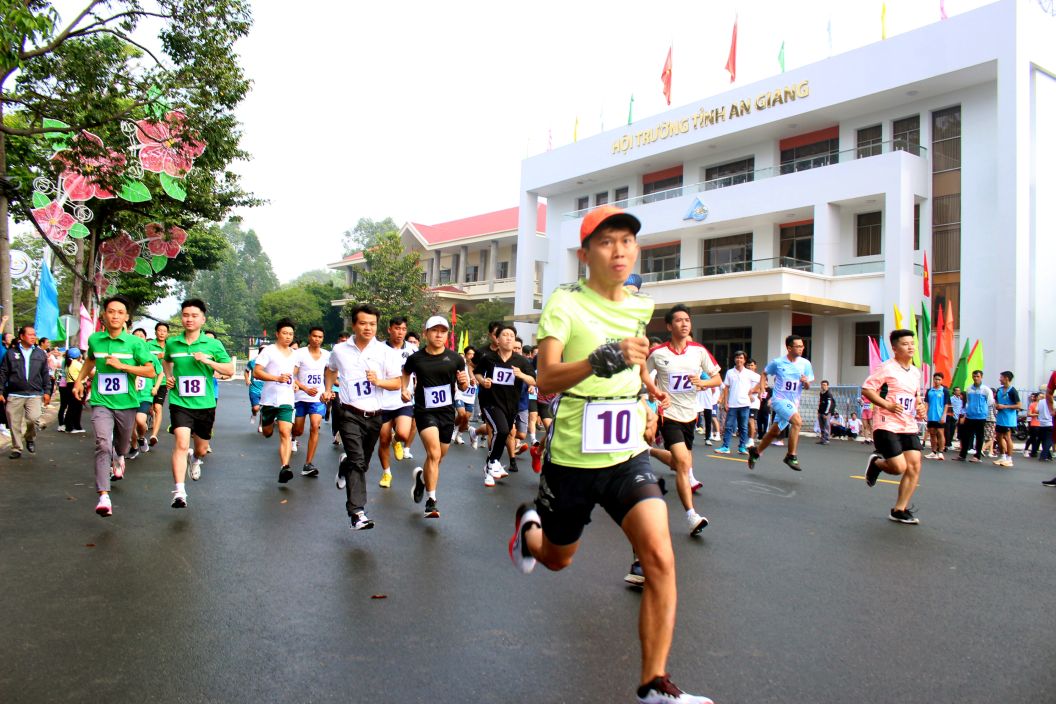 Dac biet la su co mat cua 200 sinh vien cua Truong Dai hoc An Giang, Truong Cao dang Nghe An Giang, Truong Cao dang Y te An Giang tham gia chay viet da phong trao. Anh: Luc Tung