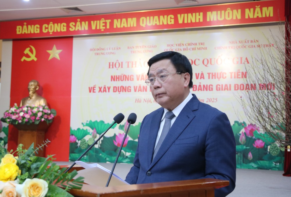 Prof. Dr. Nguyen Xuan Thang delivered the opening speech and introduced the National Scientific Conference "Theoretical and practical issues on building culture in the Party in the new period". Photo: T.Vuong