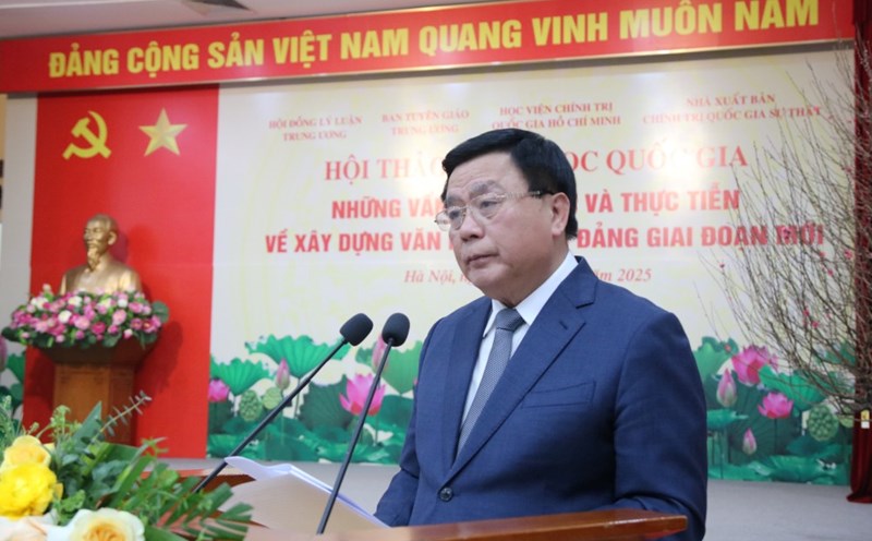 Prof. Dr. Nguyen Xuan Thang delivered the opening speech and introduced the National Scientific Conference "Theoretical and practical issues on building culture in the Party in the new period". Photo: T.Vuong