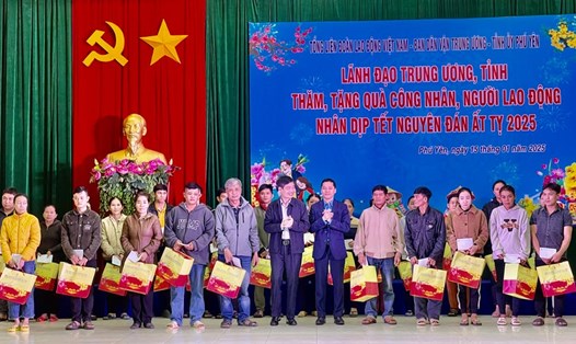 Trao 130 suất quà Tết tới công nhân khó khăn tại Phú Yên. Ảnh: Phương Linh