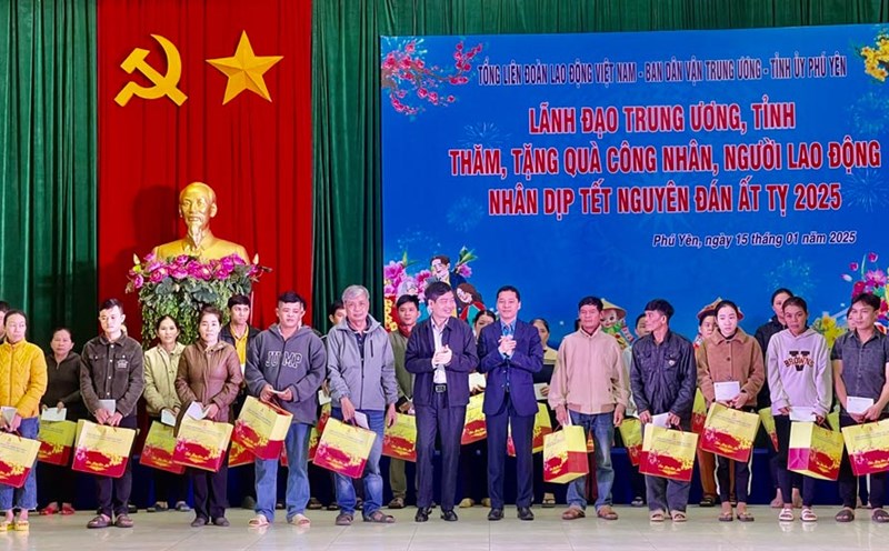 Giving 130 Tet gifts to disadvantaged workers in Phu Yen. Photo: Phuong Linh