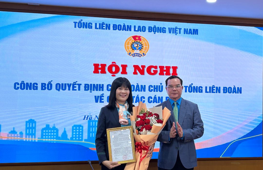 Mr. Nguyen Dinh Khang, member of the Party Central Committee, President of the Vietnam General Confederation of Labor, presented the decision to Ms. Do Hong Van. Photo: Bao Han