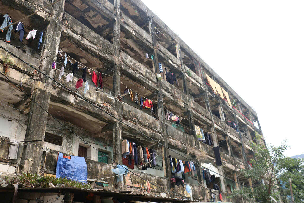 A shabby, shabby apartment complex in the heart of Hoa Binh city. Photo: Yen San