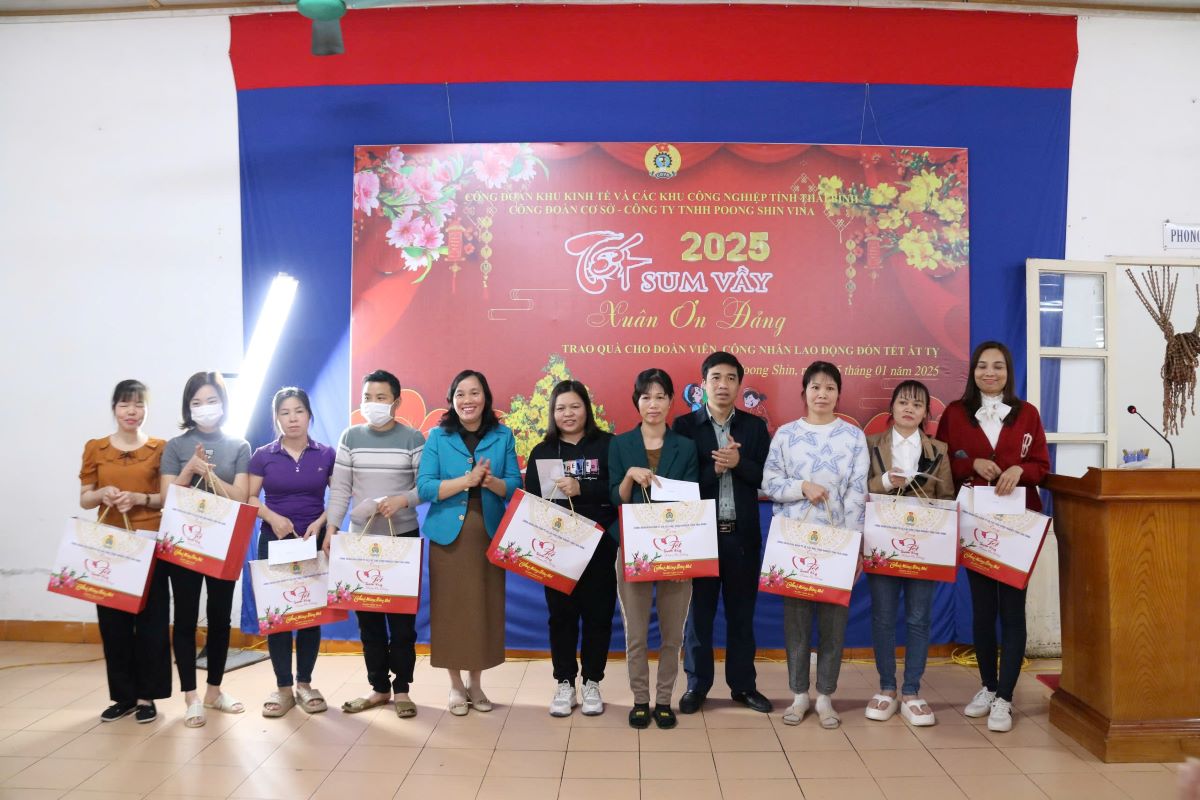Vice President of Thai Binh Provincial Labor Federation Pham Thi Thang presented Tet gifts to encourage workers at the program. Photo: Ba Manh