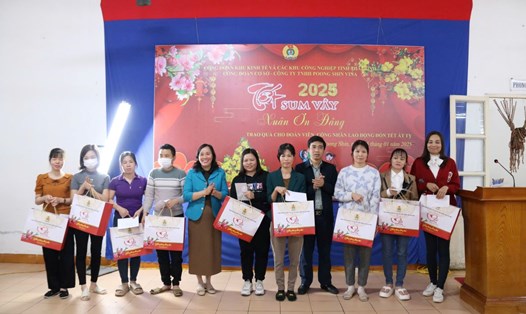 Phó Chủ tịch LĐLĐ tỉnh Thái Bình Phạm Thị Thắng trao quà Tết động viên công nhân lao động tại chương trình. Ảnh: Bá Mạnh