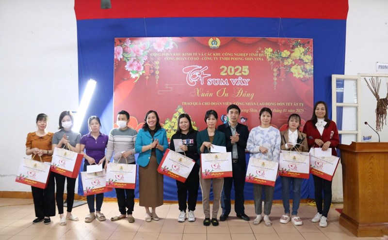 Vice President of Thai Binh Provincial Labor Federation Pham Thi Thang presented Tet gifts to encourage workers at the program. Photo: Ba Manh