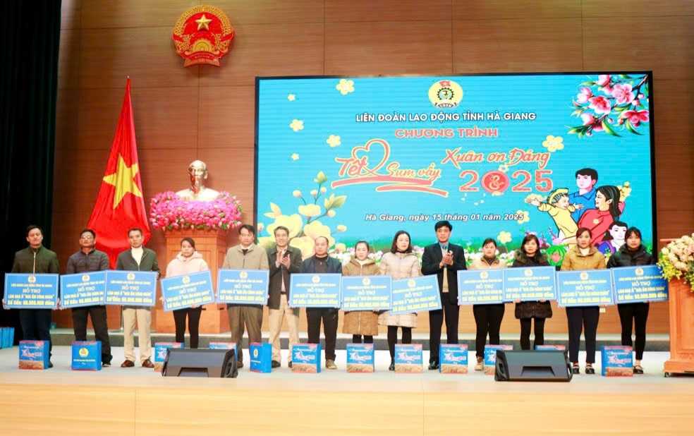 Tet Sum Vay - Spring of gratitude to the Party program in Ha Giang. Photo: Lan Phuong