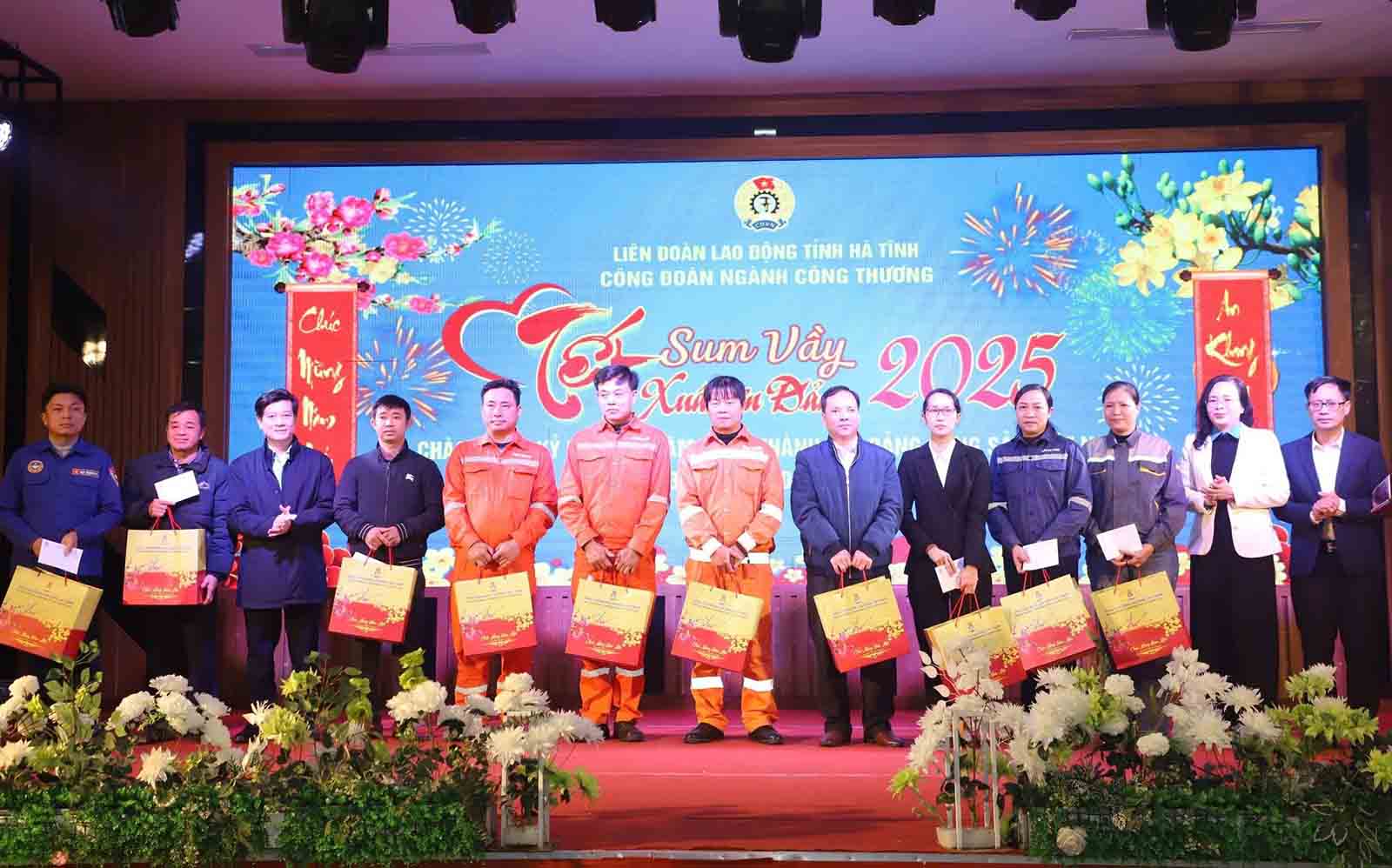 Giving Tet gifts to union members of Ha Tinh Industry and Trade. Photo: Hoang Tuan.