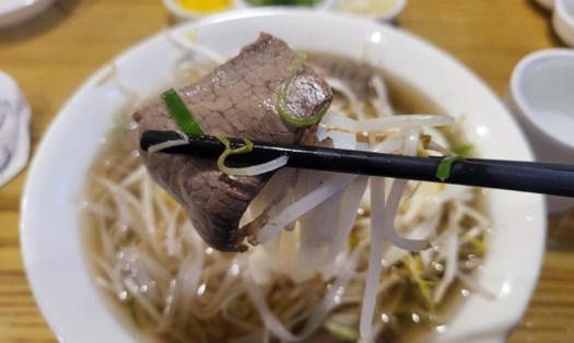Món phở bò tại nhà hàng Việt "Quán tre". Ảnh: Imnayomi