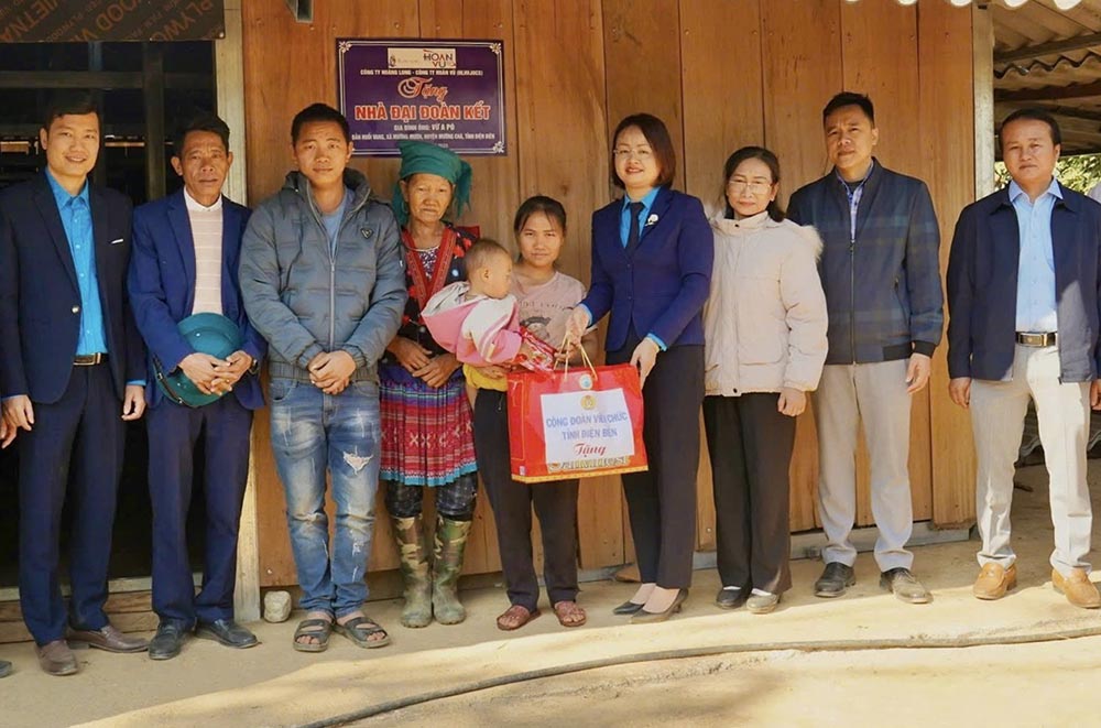 Dien Bien Provincial Civil Servants' Union presented 3 solidarity houses to poor households in Muong Muon commune, Muong Cha district. Photo: Huy Hoang