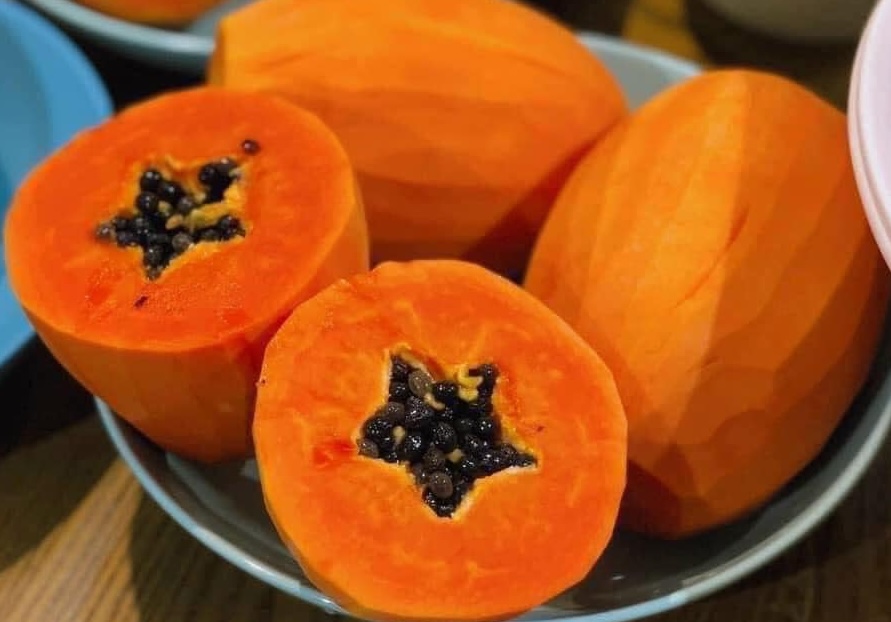 This seed-rich fruit can help detoxify the liver. Photo: Ha Anh