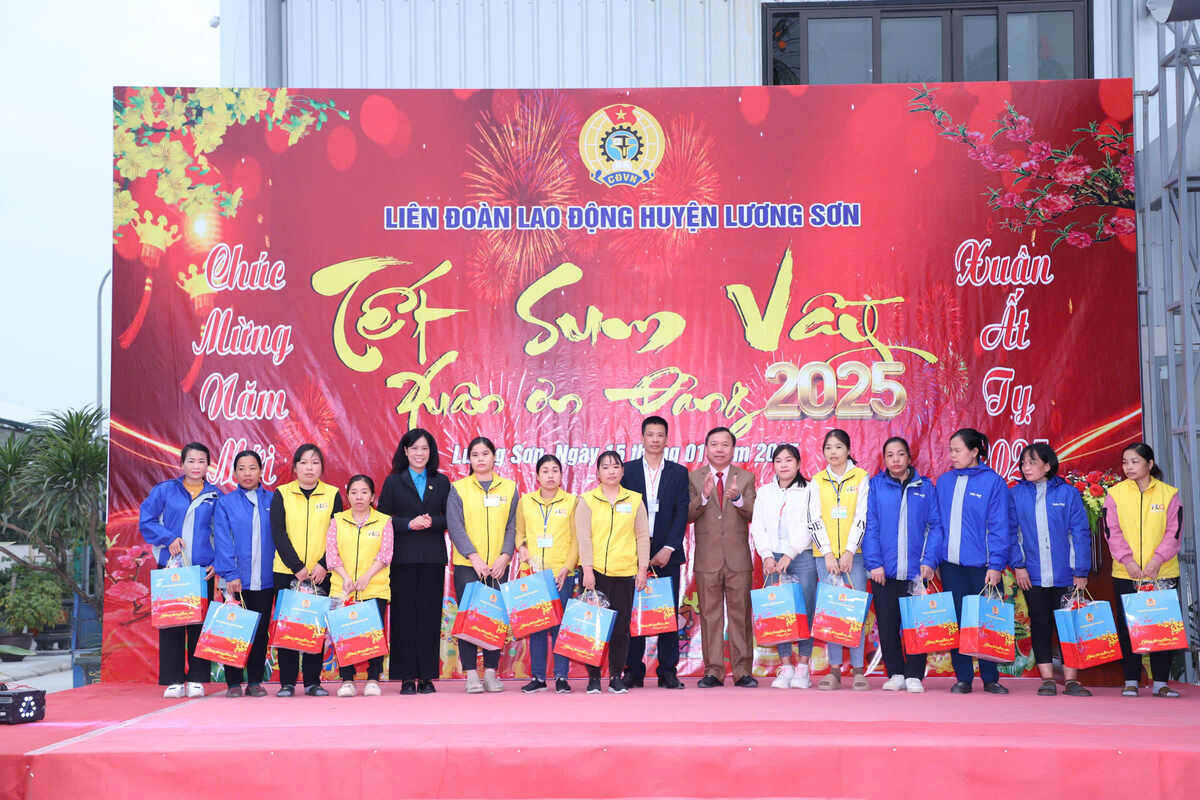 Leaders of the Labor Federation of Hoa Binh province and Luong Son district presented Tet gifts to workers on the occasion of Tet reunion. Photo: Pham Cuong