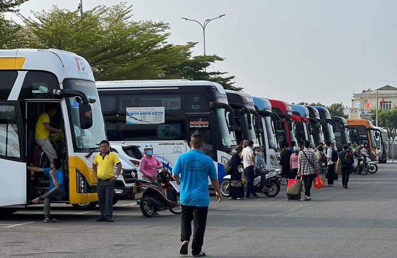 Da Nang has officially stopped issuing new and changing license plates for tourist passenger transport vehicles. Illustrative photo by My Linh