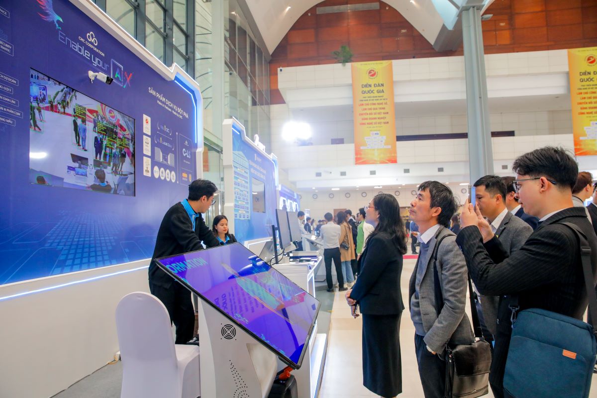 Gian hàng của CMC thu hút nhiều khách tham quan đến tìm hiểu và trải nghiệm. Ảnh: CMC