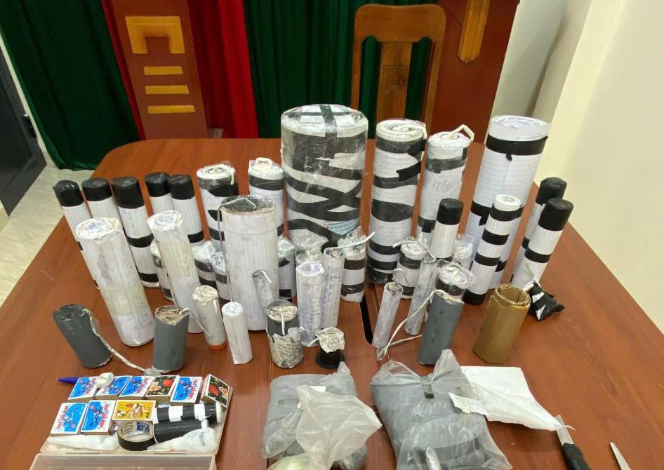 The fireworks that Son Hong Commune Police confiscated were made by a group of students. Photo: Ha Tinh Police.