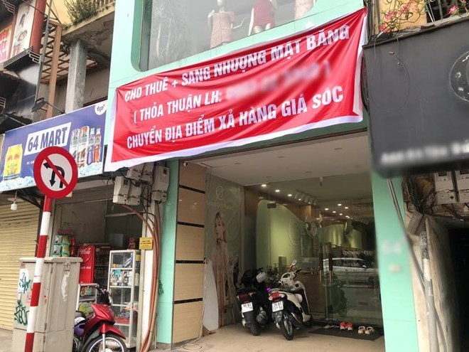 Many business premises have signs for rent in Dong Da district (Hanoi). Photo: Thu Giang
