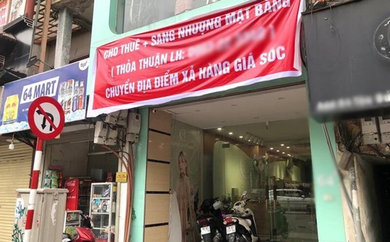 Many business premises have signs for rent in Dong Da district (Hanoi). Photo: Thu Giang