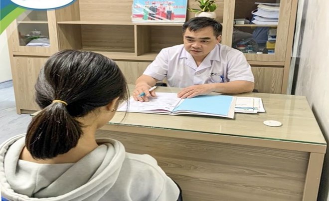 Dr. Ngo Anh Vinh - Deputy Head of the Department of Adolescent Health (National Children's Hospital) - counsels children showing signs of depression. Photo: Vy Hieu