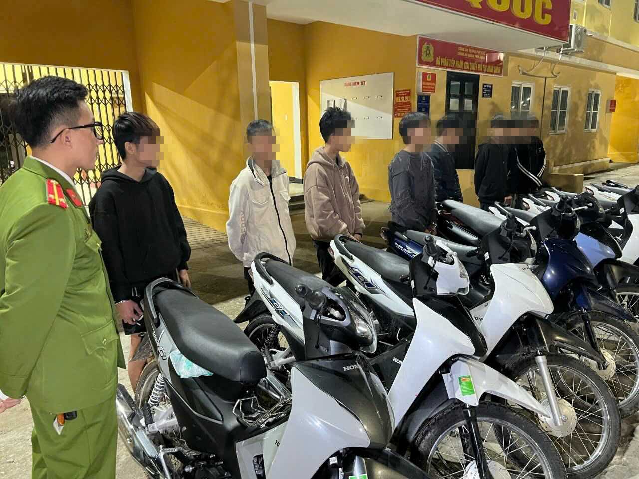Some of the suspects and stolen motorbikes. Photo: Provided by the police.