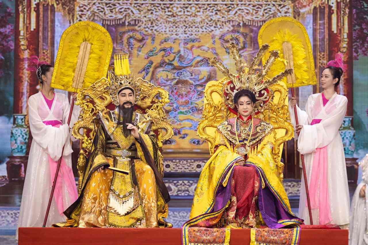 Thoai My and Kim Tu Long in Tao Xuan. Photo: Producer.