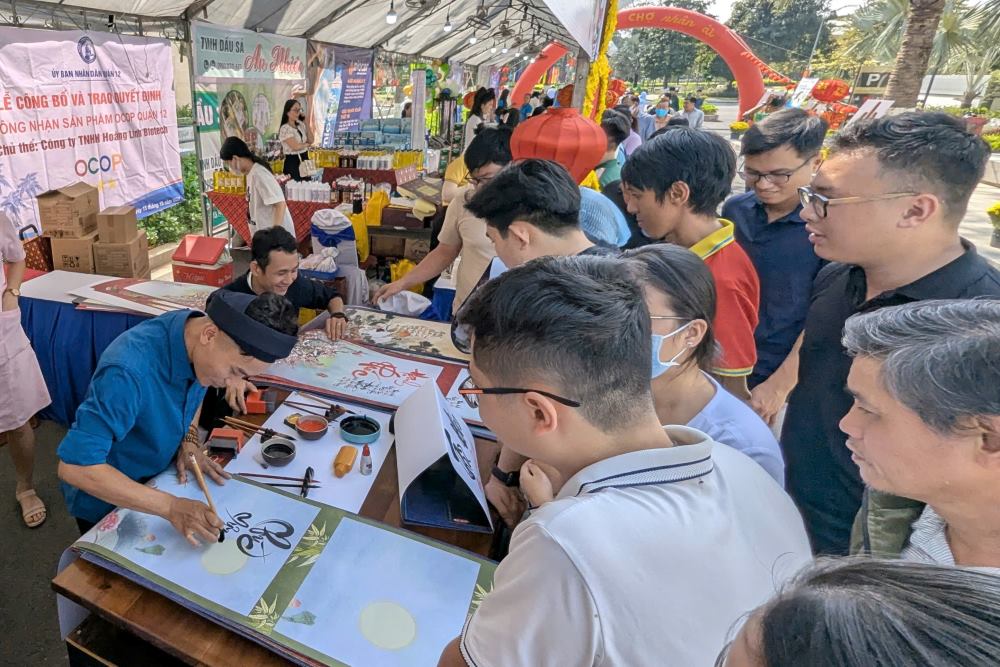 Many activities at the charity Tet market. Photo: Anh Tu