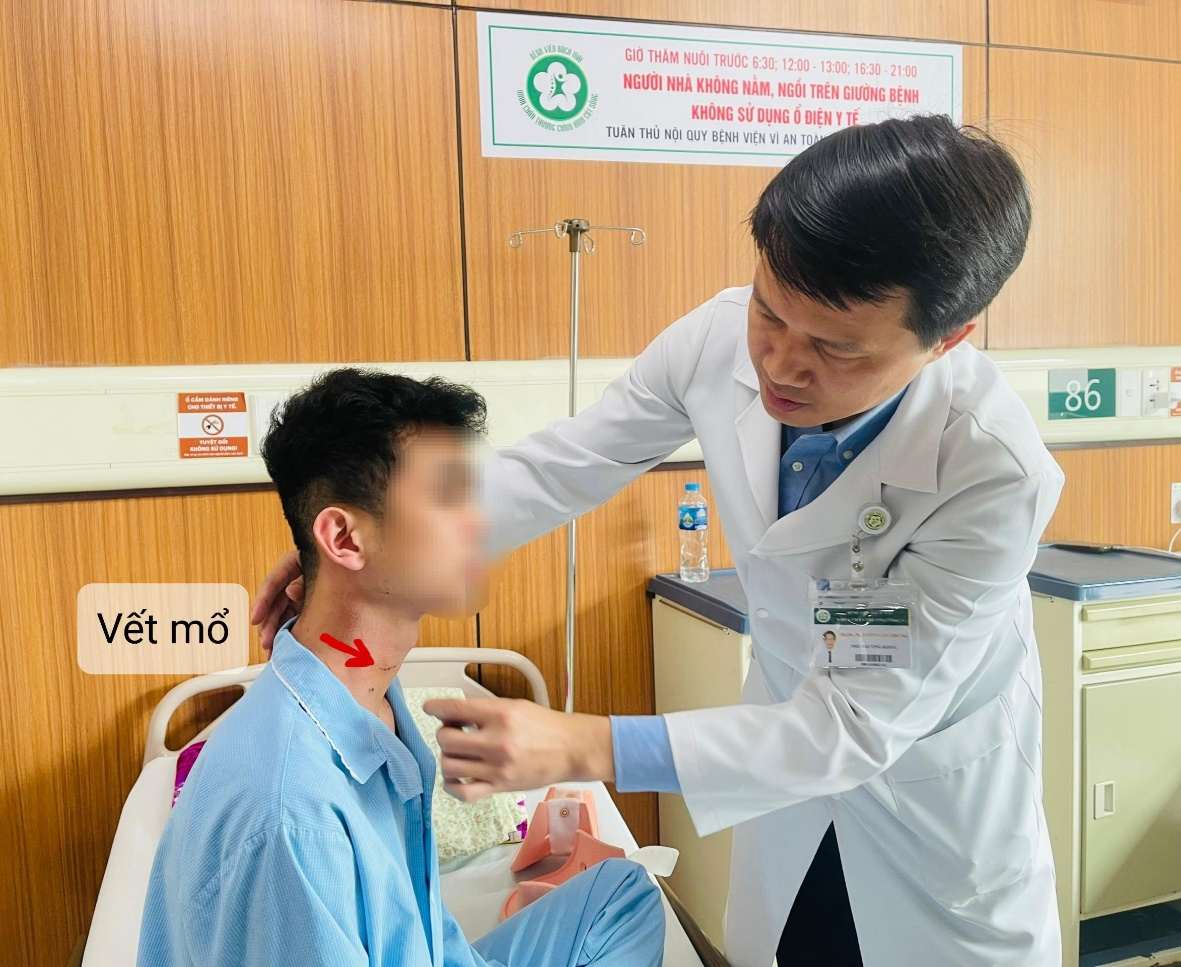 Dr. Nguyen Van Trung - Deputy Head of Orthopedic and Spine Department checks the endoscopic surgical wound of a patient. Photo: Nguyen Ha