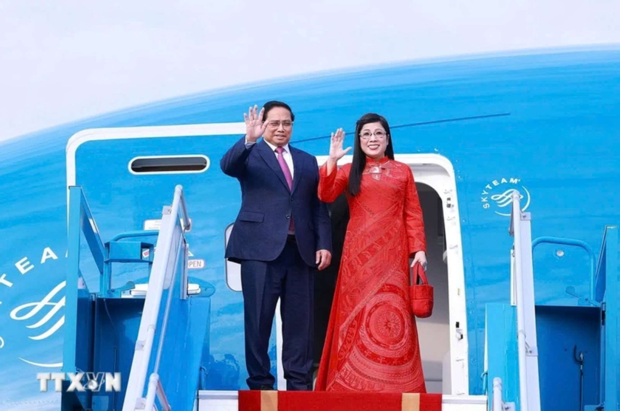 On the afternoon of January 15, Politburo member and Prime Minister Pham Minh Chinh and his wife left Hanoi for an official visit to Poland, the Czech Republic and to attend the World Economic Forum in Davos, Switzerland. Photo: VNA