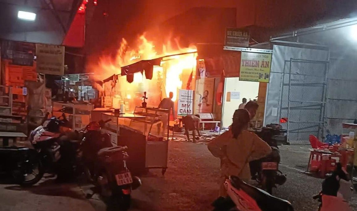 Image of the fire at Hon Da Bac market, Tran Van Thoi district, Ca Mau at night. Photo: Provided by local people