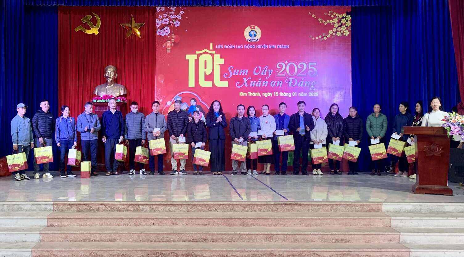 The Kim Thanh District Labor Federation (Hai Duong Province) organized the program "Happy Tet - Spring of gratitude to the Party" in 2025. Photo: Kim Thanh District Portal