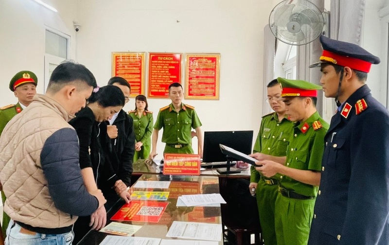 Cong an Quang Nam doc quyet dinh khoi to, bat giam doi voi Nguyen Thi Que Chi. Anh: CACC