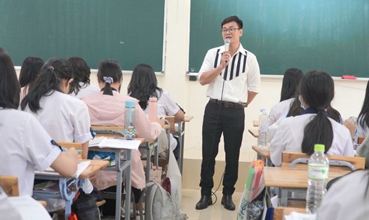 Giáo viên ở TPHCM được nhận 1,8 triệu đồng quà Tết Nguyên đán 2025. Ảnh: Chân Phúc