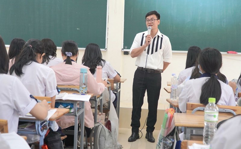 Teachers in Ho Chi Minh City received 1.8 million VND in gifts for Lunar New Year 2025. Photo: Chan Phuc