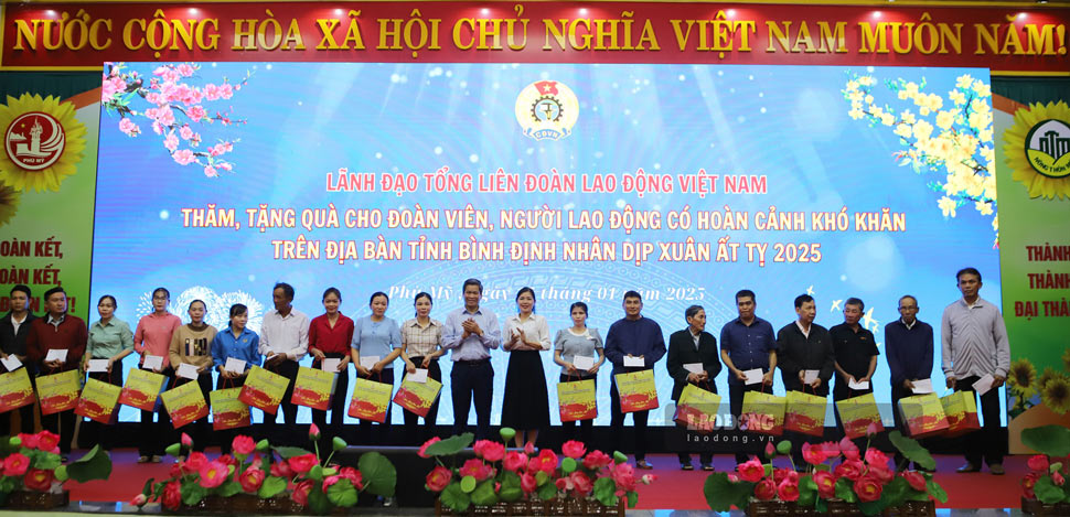 Pho Chu tich Tong LDLD Viet Nam Huynh Thanh Xuan trao qua Tet cho doan vien, nguoi lao dong tai huyen Phu My. Anh: Hoai Luan