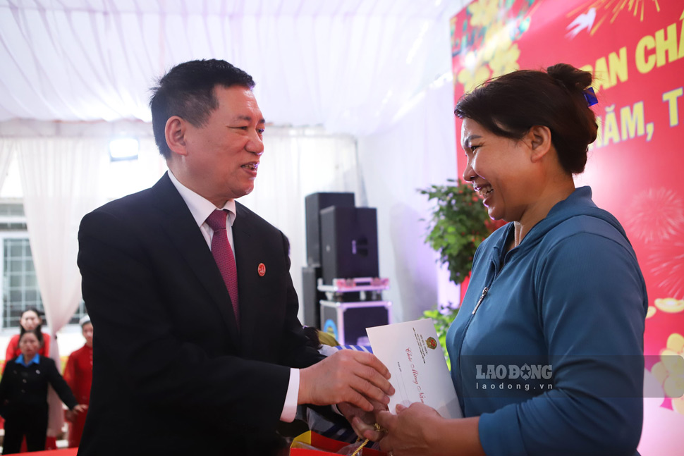 Deputy Prime Minister Ho Duc Phoc presents Tet gifts to workers in Binh Dinh. Photo: Hoai Luan
