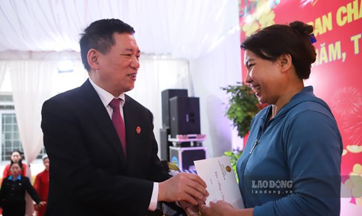 Phó Thủ tướng Chính phủ Hồ Đức Phớc trao quà Tết cho công nhân lao động tại Bình Định. Ảnh: Hoài Luân