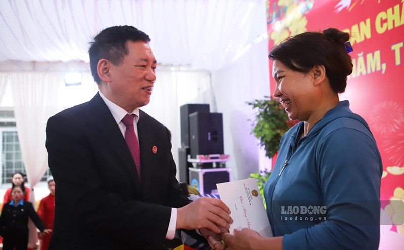 Deputy Prime Minister Ho Duc Phoc presents Tet gifts to workers in Binh Dinh. Photo: Hoai Luan