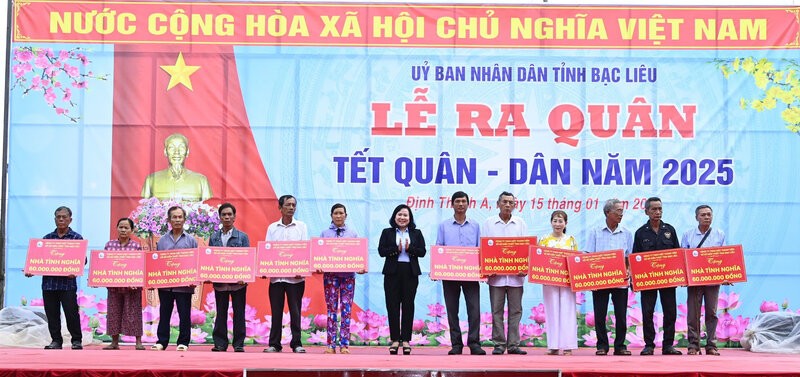 Nhiều hoạt động, phần quà thắm tình quân dân tại Tết Quân dân Bạc Liêu năm 2025. Ảnh: Nhật Hồ